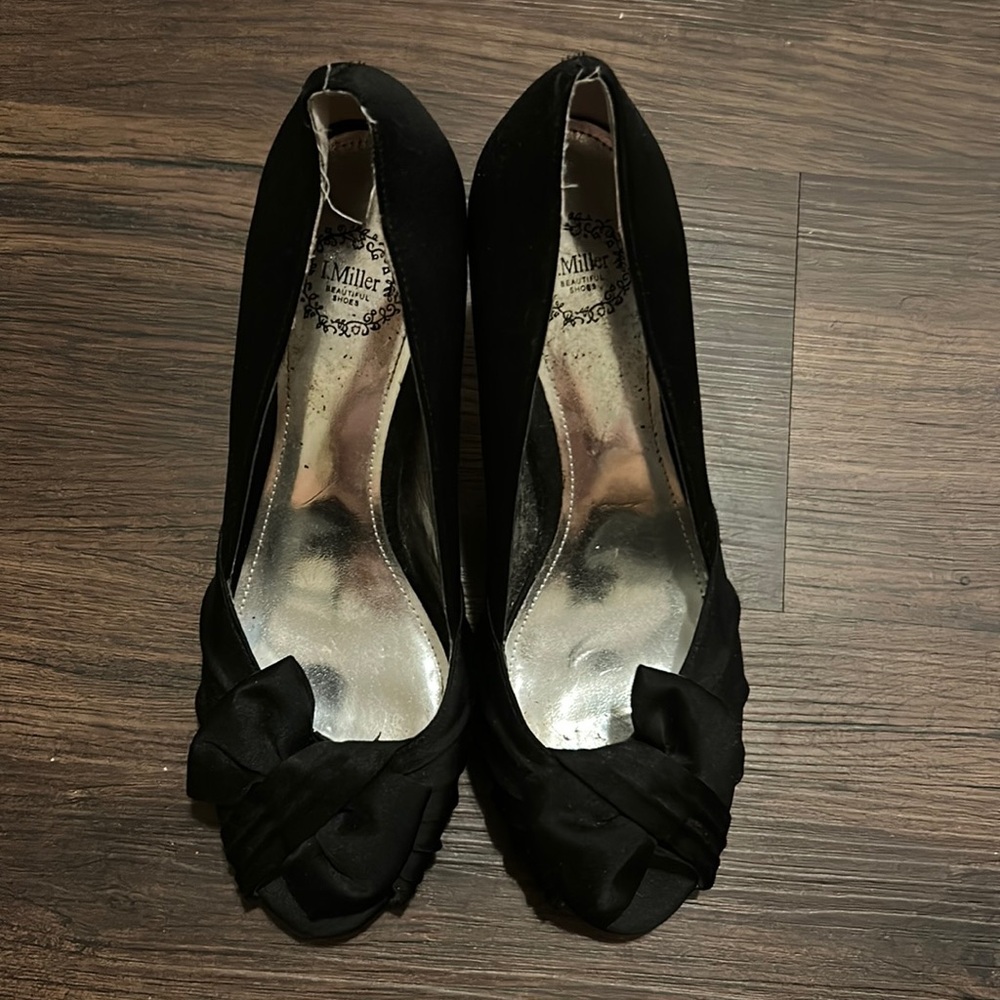 Black bow pumps